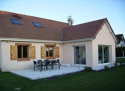 Extension de maison avec toit en 2 pans avec pénétration à Épron